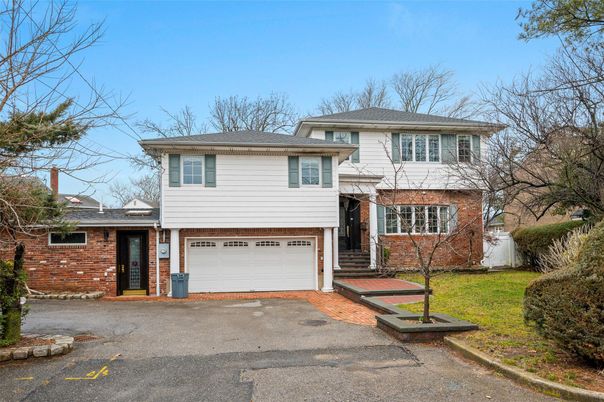 Attached, Exterior, Facade, Brick Facade, Split Level