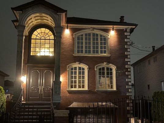 Exterior, Facade, Brick Facade, Rowhouse