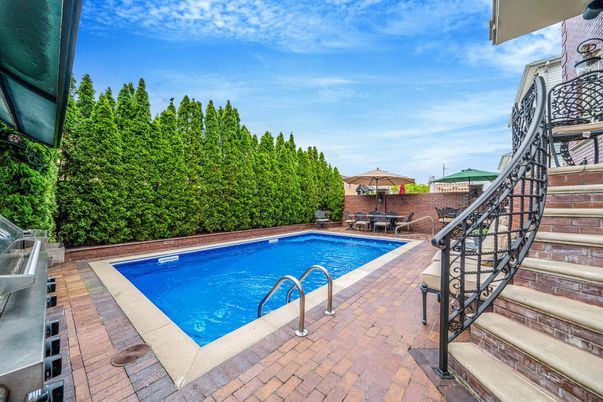 Exterior, Pool