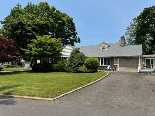 Attached, Exterior, Facade, Cape Cod