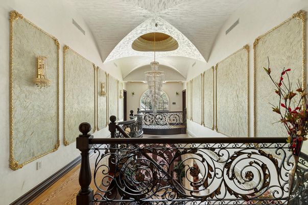 Chandelier, Interior