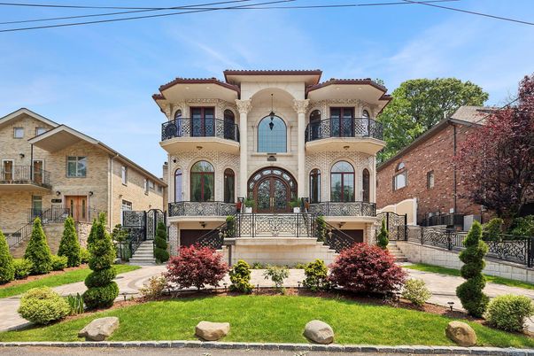 Exterior, Facade, Queen Anne Victorian