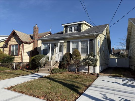Exterior, Facade, American Foursquare