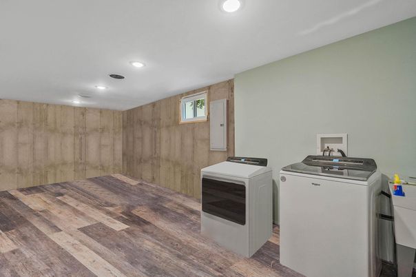 Interior, Recessed Lighting, Washer, Wood Texture Flooring