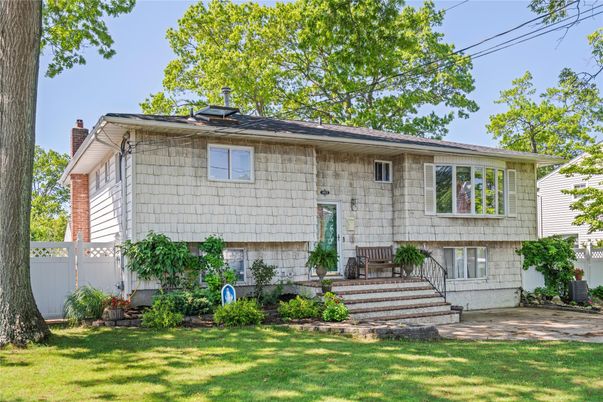 Exterior, Facade, Raised Ranch