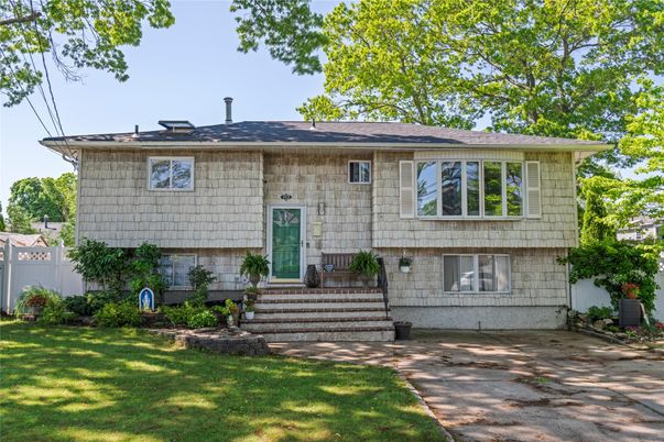 Exterior, Facade, Raised Ranch