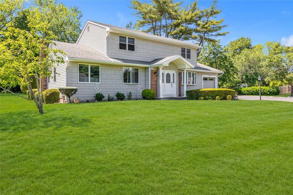 Attached, Exterior, Facade, Cape Cod