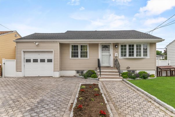 Attached, Exterior, Facade, Cape Cod