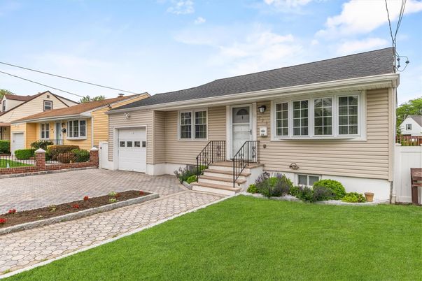 Attached, Exterior, Facade, Cape Cod