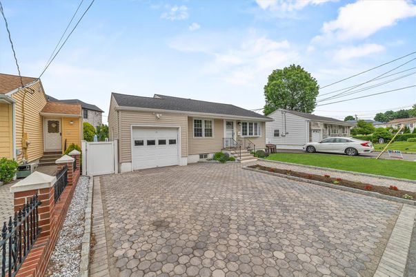 Attached, Exterior, Facade, Cape Cod
