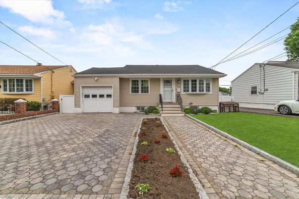 Attached, Exterior, Facade, Cape Cod