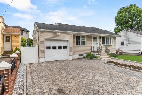 Attached, Exterior, Facade, Cape Cod