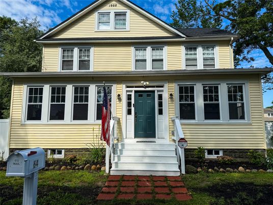 Exterior, Facade, Queen Anne Victorian