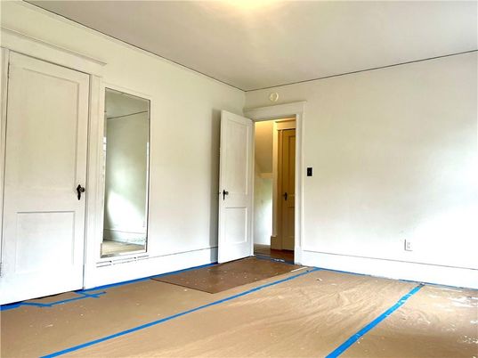 Empty room, Interior