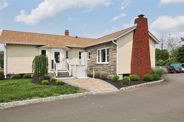 Exterior, Facade, Ranch