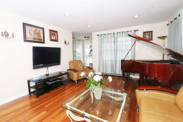 Interior, Living room, Piano, Recessed Lighting, Wood Texture Flooring