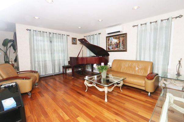 Interior, Living room, Piano, Recessed Lighting, Wood Texture Flooring