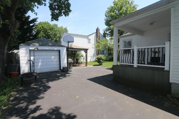 Detached Garage, Exterior