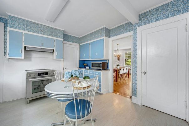 Chandelier, Dining room, Interior, Kitchen, Stainless Steel Appliances, Wood Texture Flooring