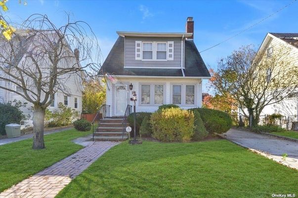 Exterior, Facade, American Foursquare