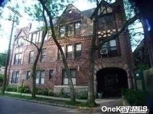 Exterior, Facade, Brick Facade, Rowhouse