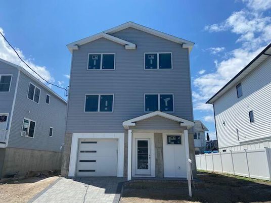 Attached, Exterior, Facade, Rowhouse
