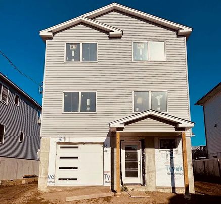 Attached, Exterior, Facade, American Craftsman