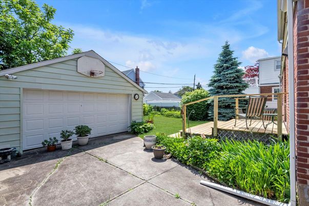 Detached Garage, Exterior