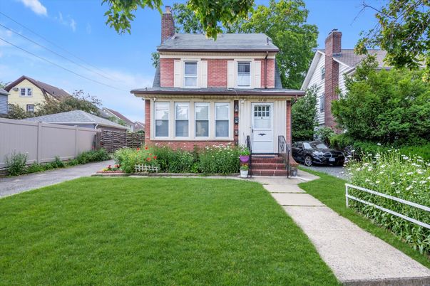 Exterior, Facade, Brick Facade, American Foursquare