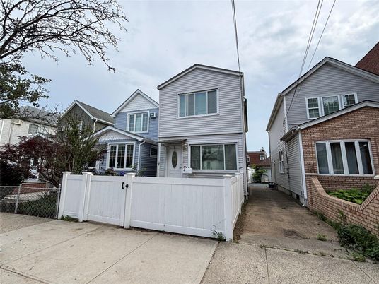Exterior, Facade, Brick Facade, Queen Anne Victorian