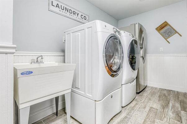 Interior, Washer, Wood Texture Flooring