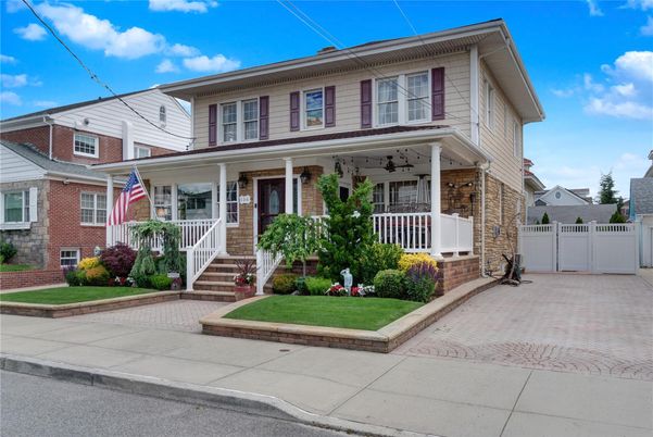 Exterior, Facade, American Foursquare