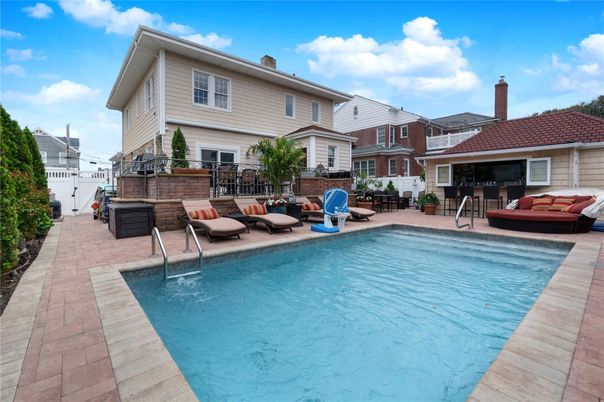 Exterior, Pool