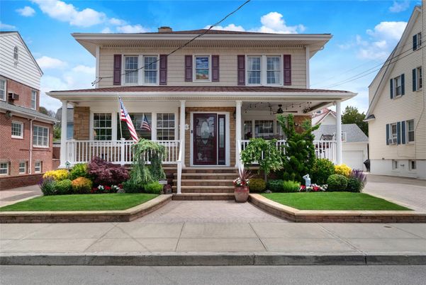 Exterior, Facade, American Foursquare