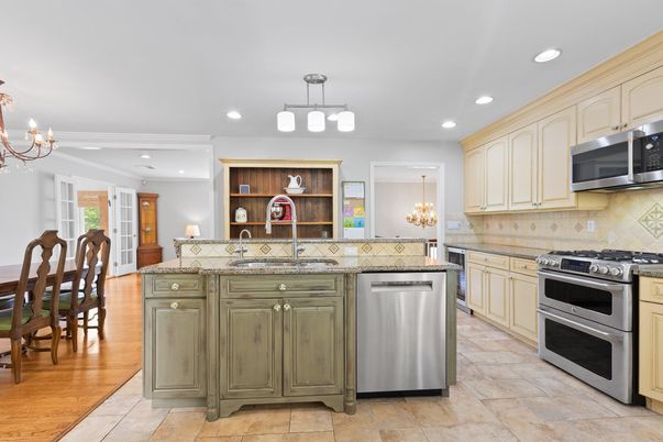 Chandelier, Dining room, Interior, Kitchen, Pendant Lights, Recessed Lighting, Stainless Steel Appliances, Wood Texture Flooring