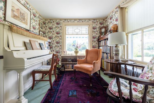 Interior, Piano