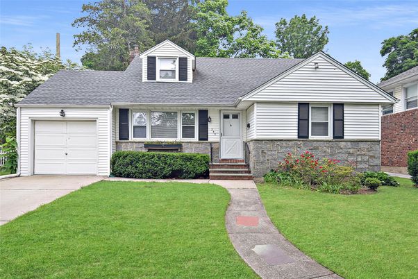 Attached, Exterior, Facade, Cape Cod