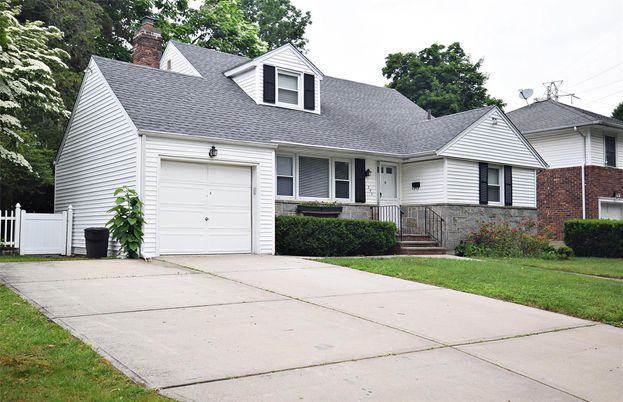 Attached, Exterior, Facade, Cape Cod