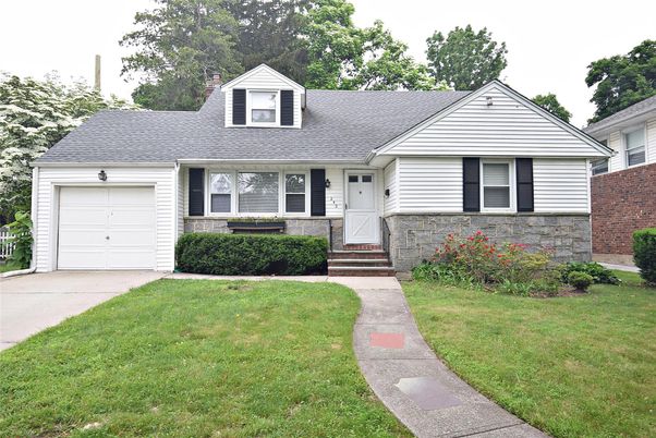 Attached, Exterior, Facade, Cape Cod