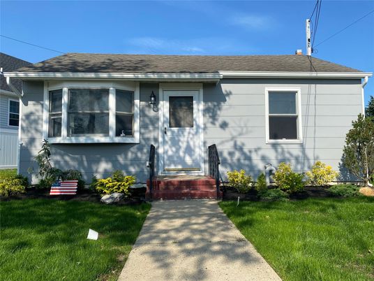Exterior, Facade, Cape Cod