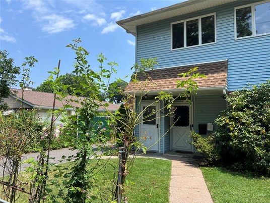 Exterior, Facade, American Foursquare