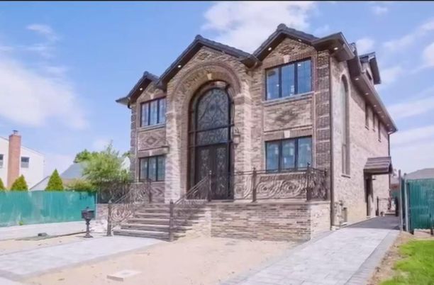 Exterior, Facade, Rowhouse