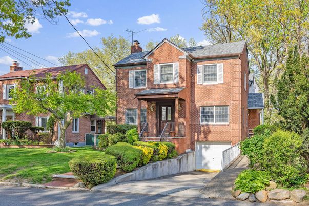 Attached, Exterior, Facade, Brick Facade, Georgian