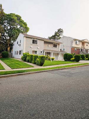 Exterior, Facade, Split Level