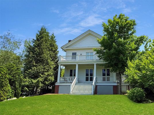 Backyard, Exterior, Facade, Queen Anne Victorian