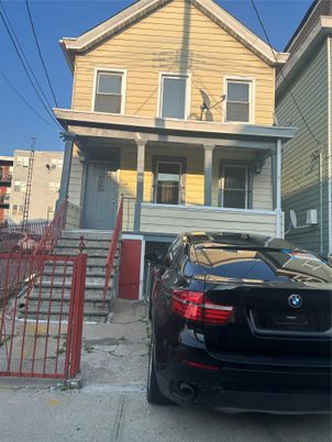 Exterior, Facade, Queen Anne Victorian