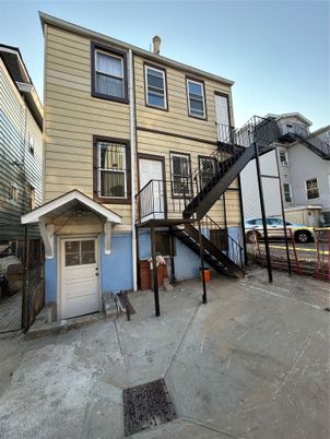 Attached, Exterior, Facade, Rowhouse