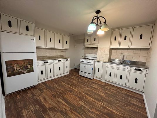 Interior, Kitchen, Pendant Lights, Wood Texture Flooring