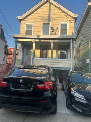 Exterior, Facade, Queen Anne Victorian
