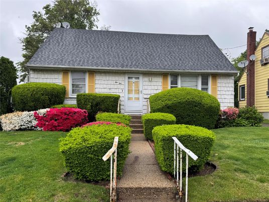 Exterior, Facade, Cape Cod
